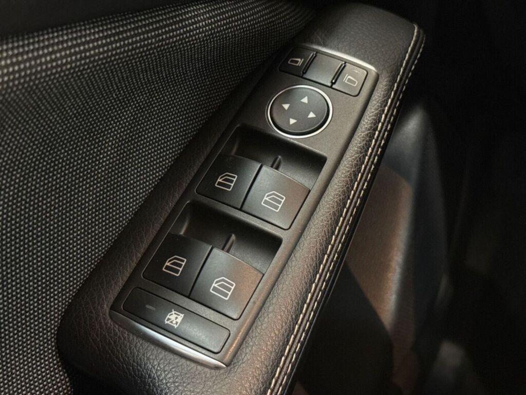 Mercedes-Benz A 2016 Punainen