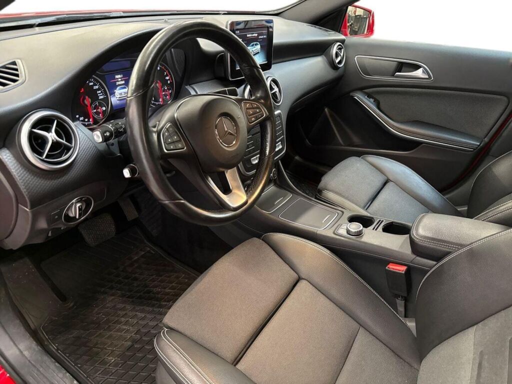 Mercedes-Benz A 2016 Punainen