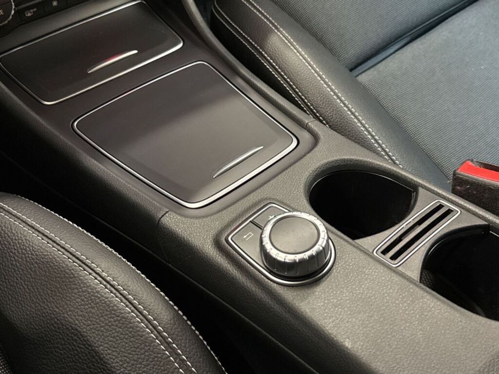 Mercedes-Benz A 2016 Punainen