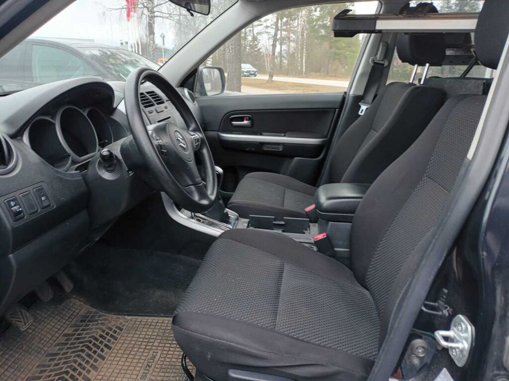 Suzuki Grand Vitara 2011 Musta
