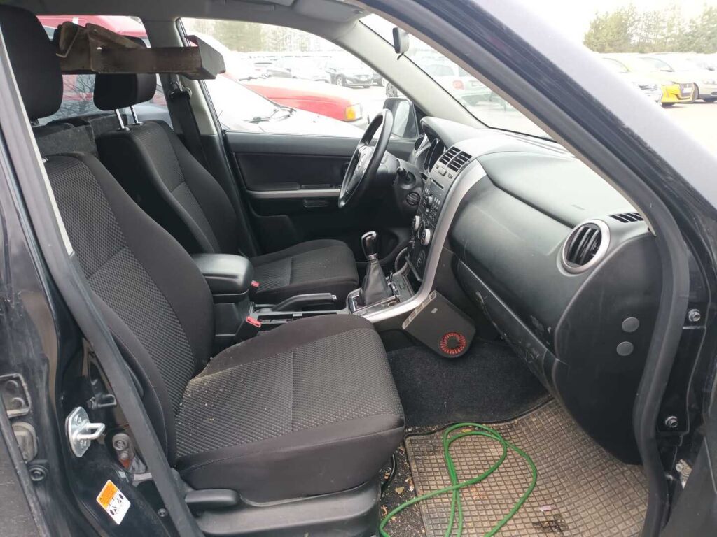 Suzuki Grand Vitara 2011 Musta