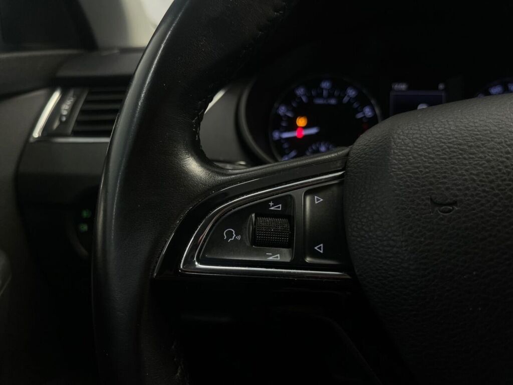 Skoda Octavia 2016 Musta