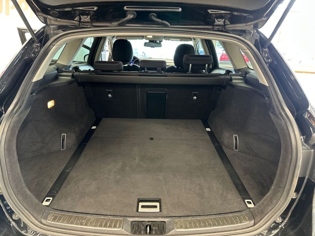Toyota Avensis 2016 Musta