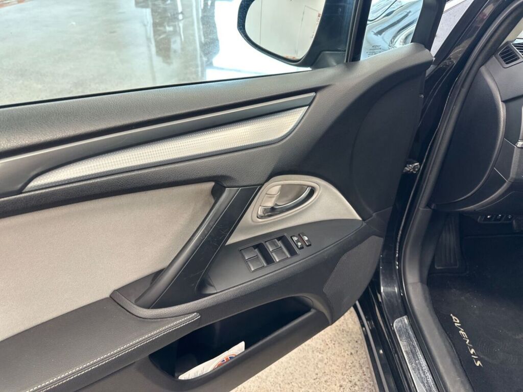 Toyota Avensis 2016 Musta