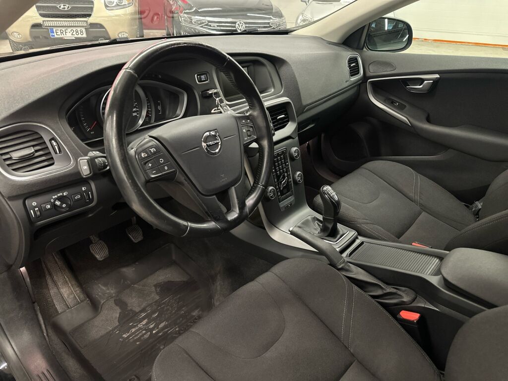 Volvo V40 2016 Musta
