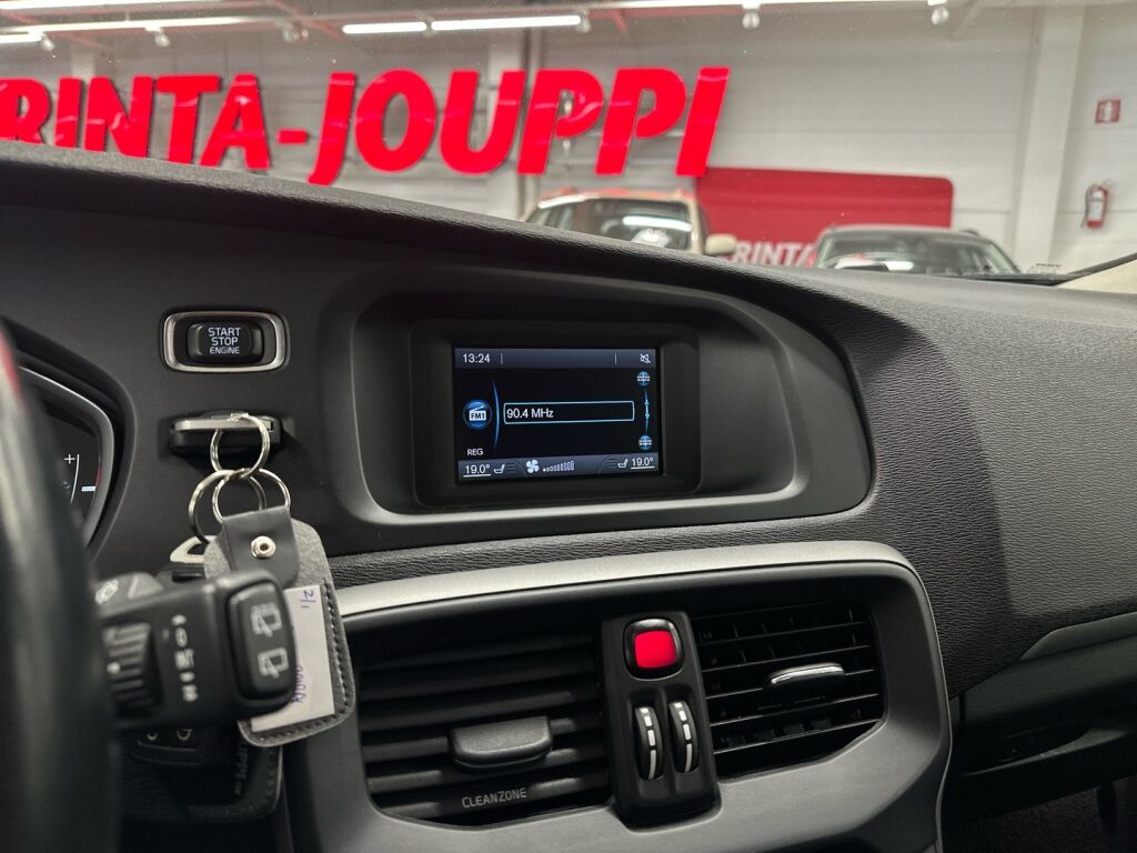 Volvo V40 2016 Musta