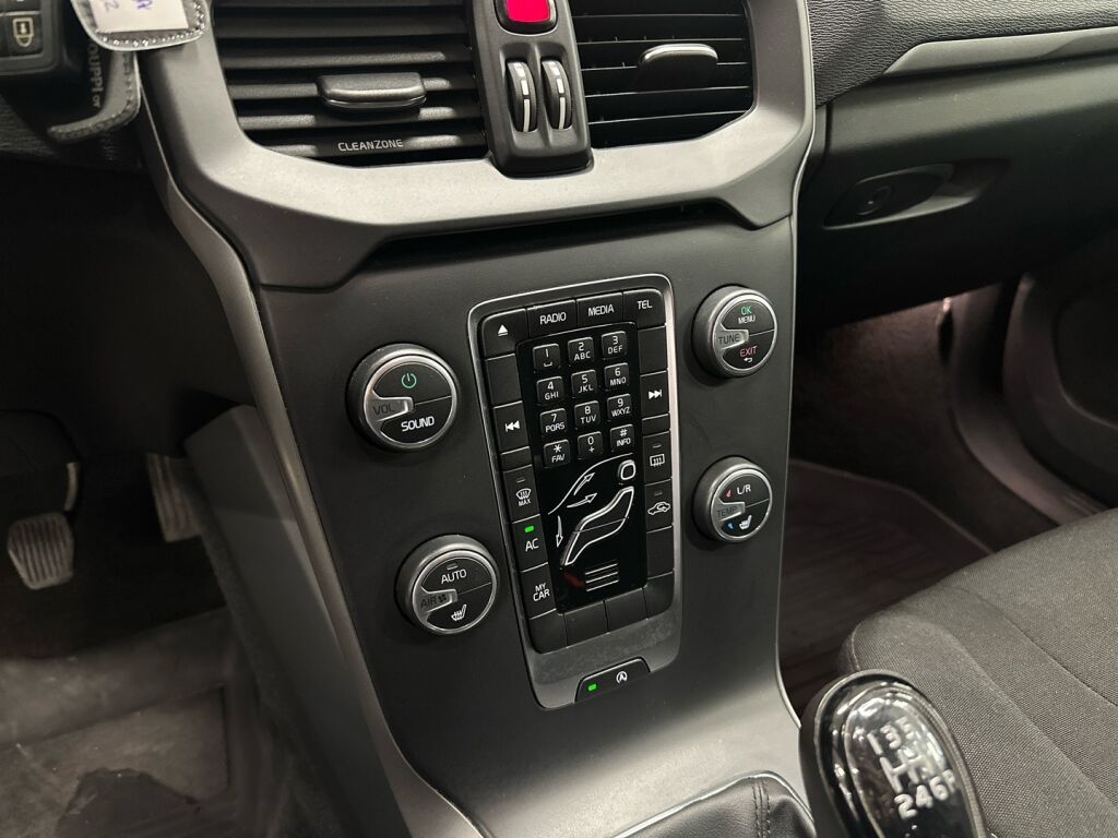 Volvo V40 2016 Musta