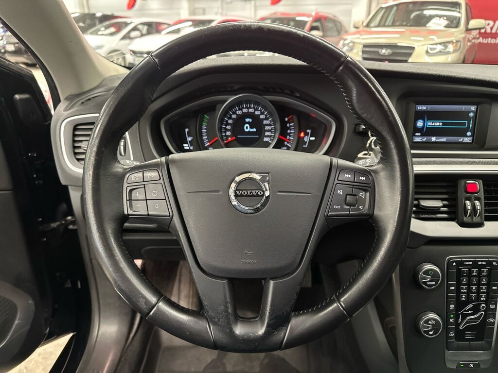 Volvo V40 2016 Musta