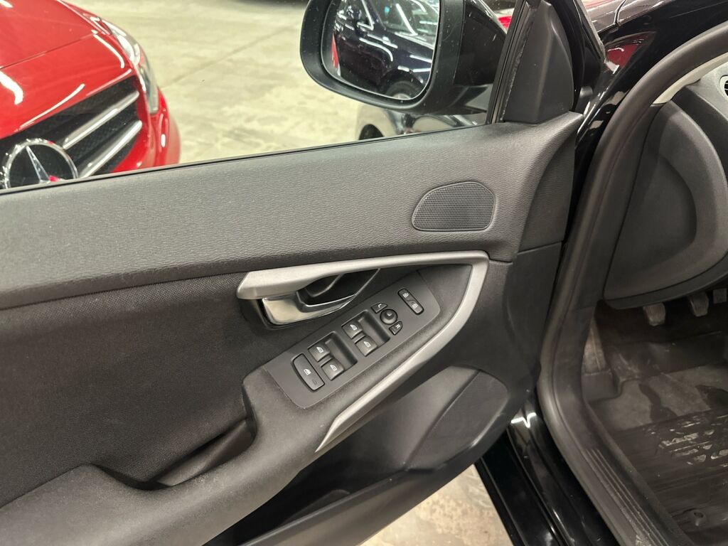 Volvo V40 2016 Musta