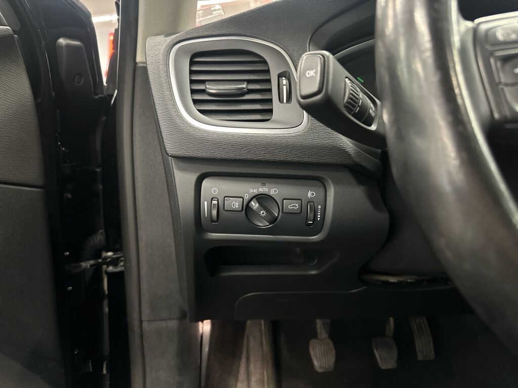 Volvo V40 2016 Musta