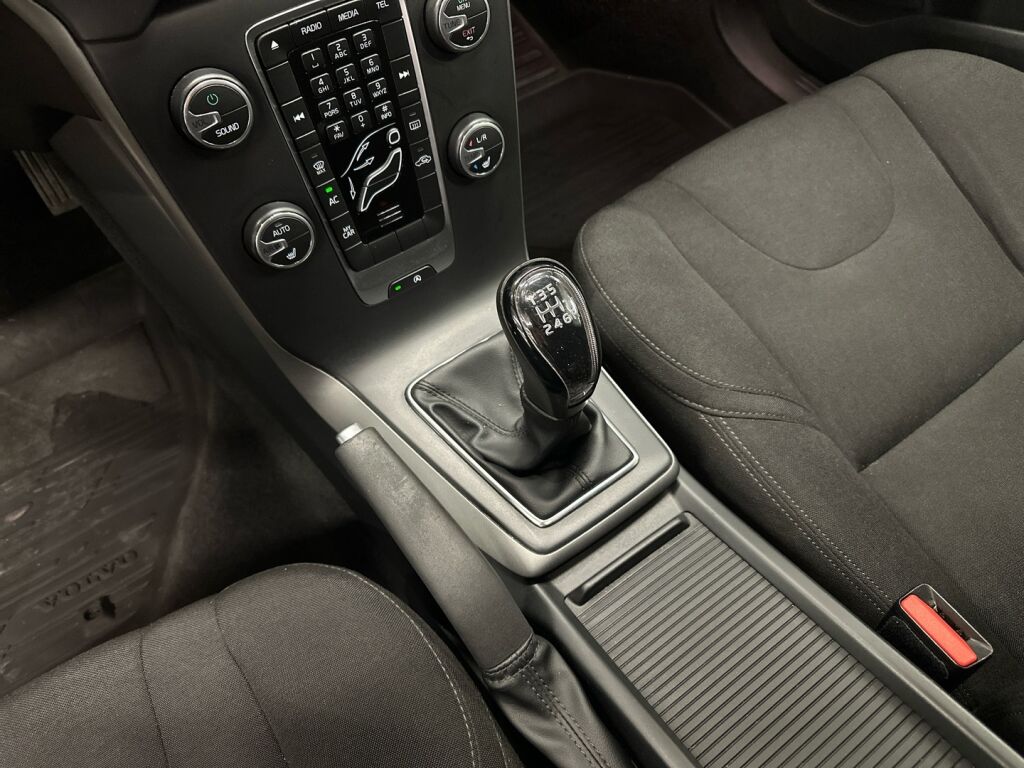 Volvo V40 2016 Musta