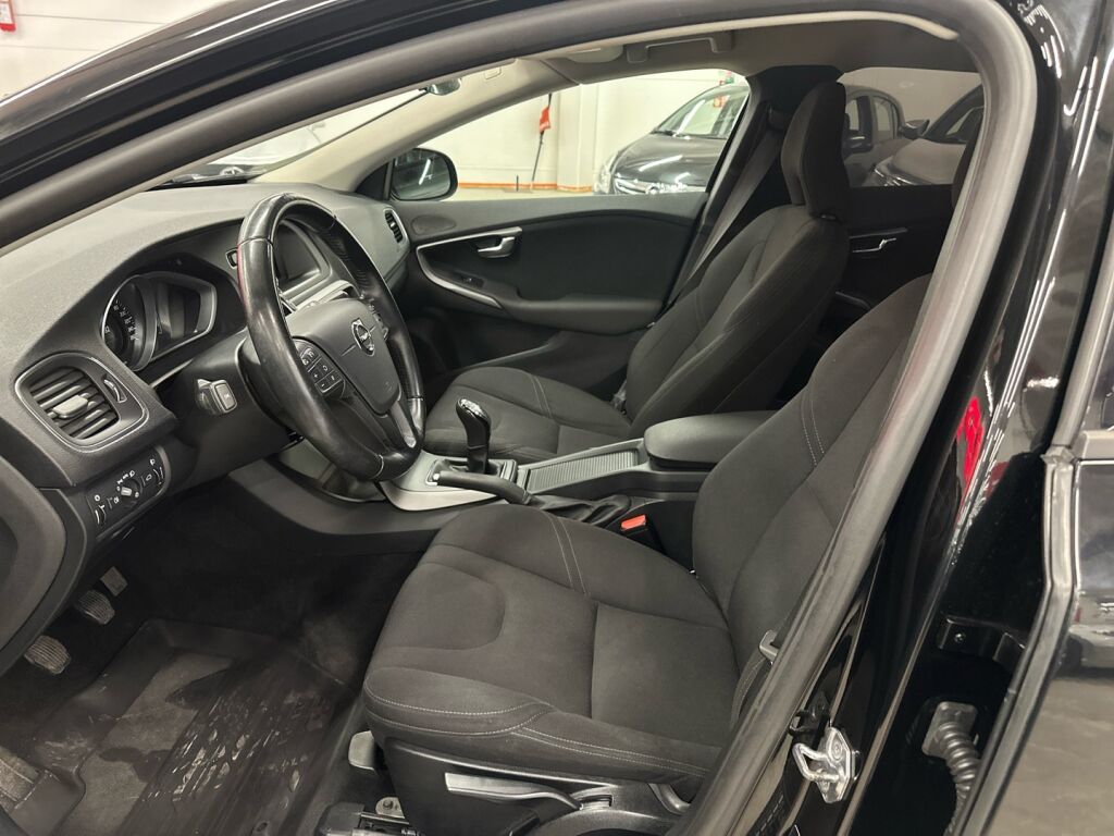 Volvo V40 2016 Musta
