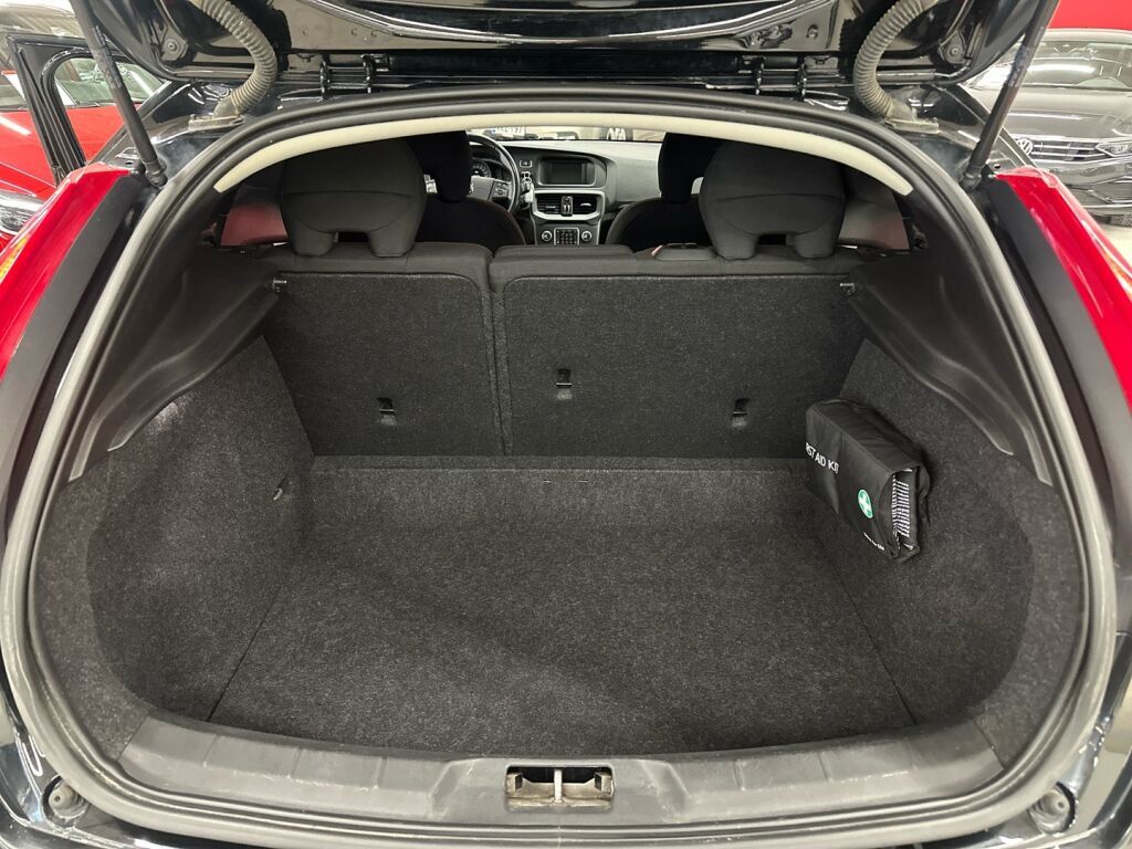 Volvo V40 2016 Musta