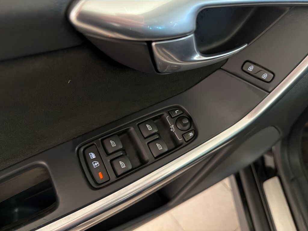 Volvo XC60 2017 Musta