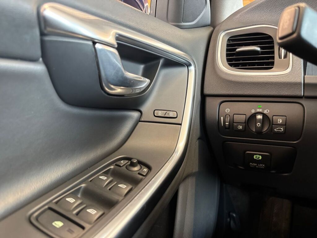 Volvo V60 2012 Sininen