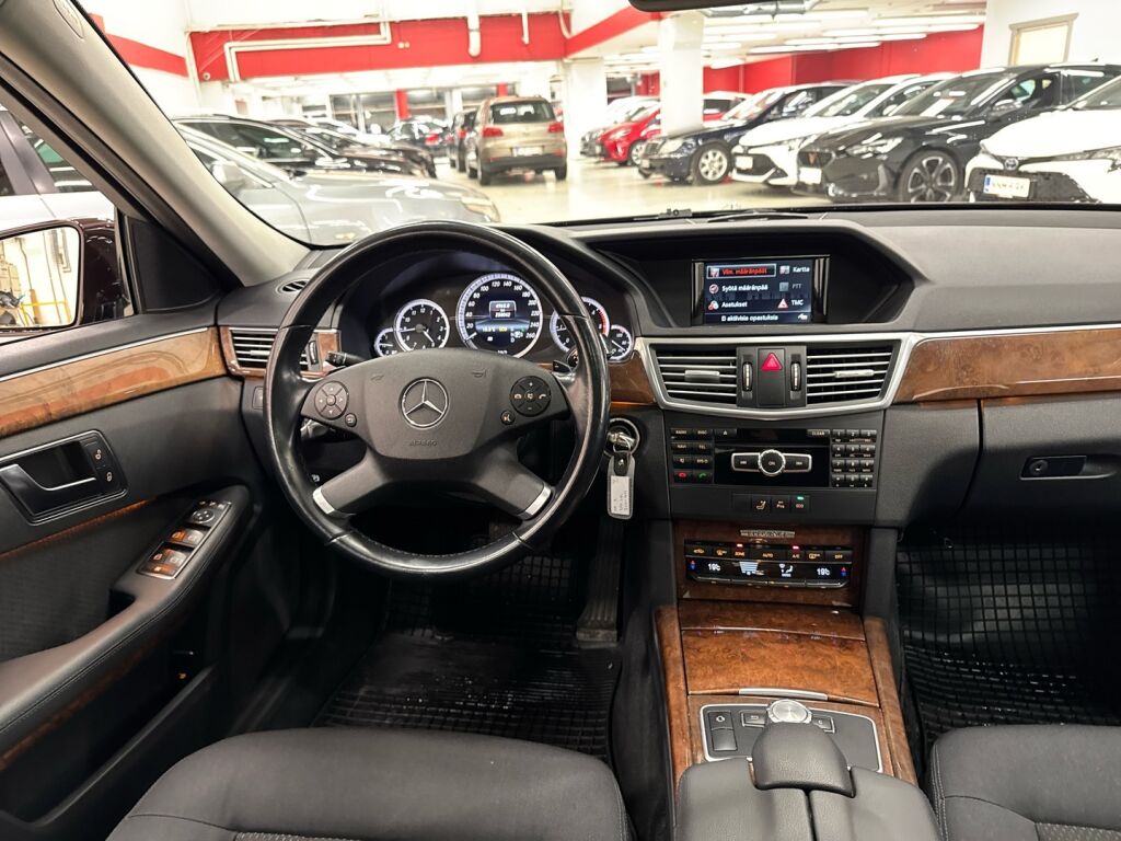Mercedes-Benz E 2012 Ruskea (beige)