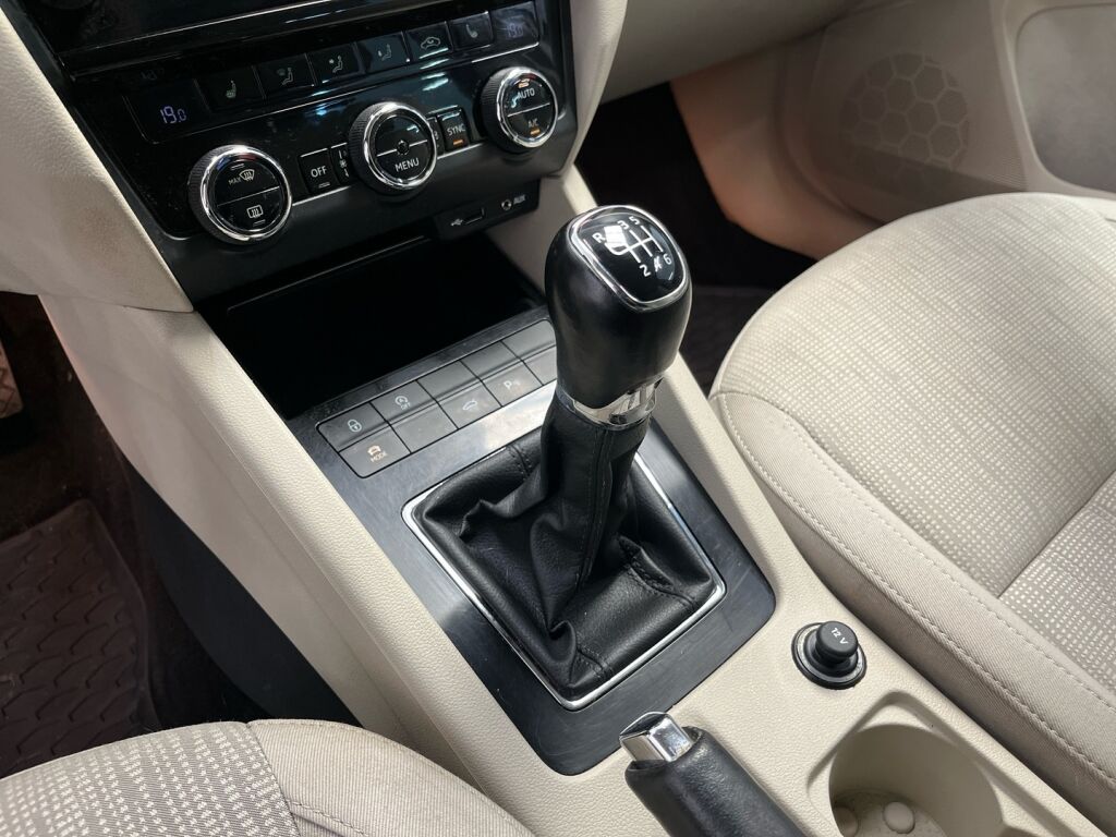 Skoda Octavia 2017 Ruskea (beige)