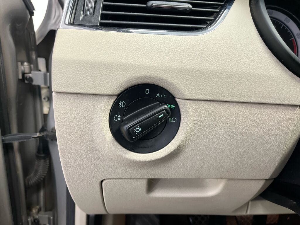 Skoda Octavia 2017 Ruskea (beige)