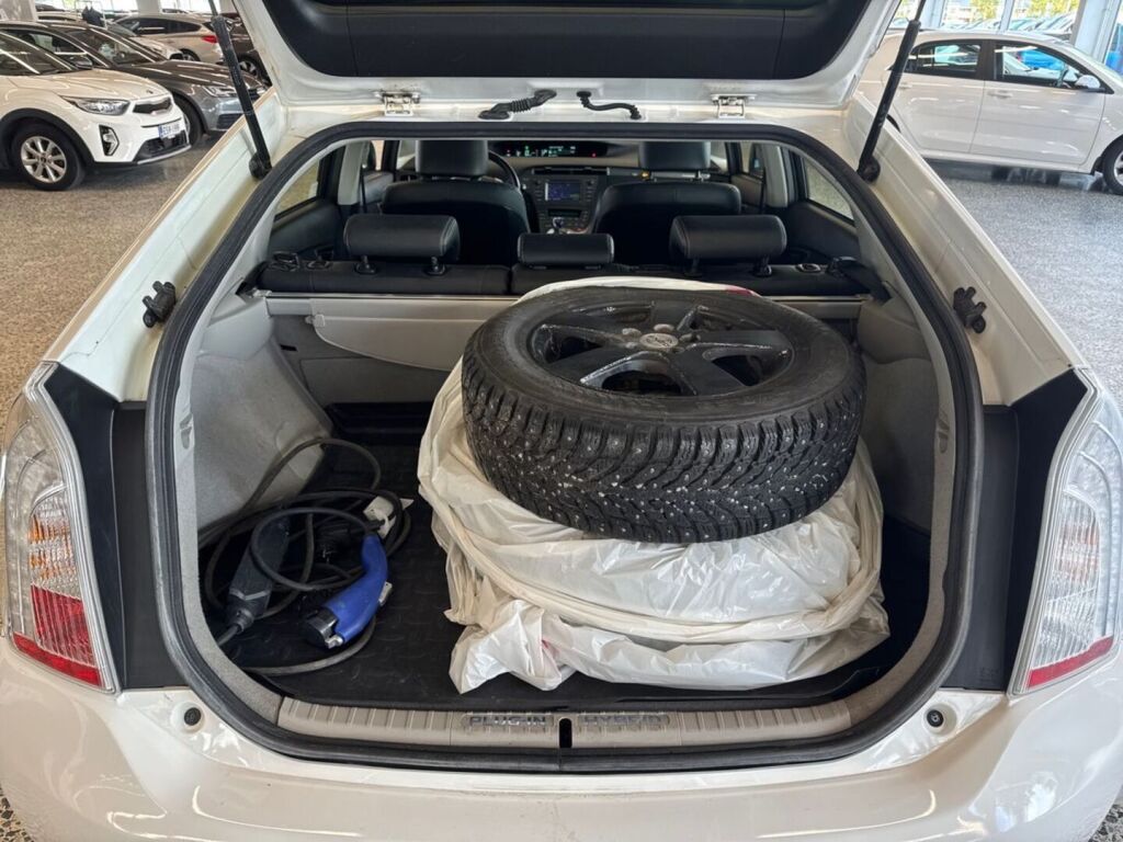 Toyota Prius PHEV 2012 Valkoinen