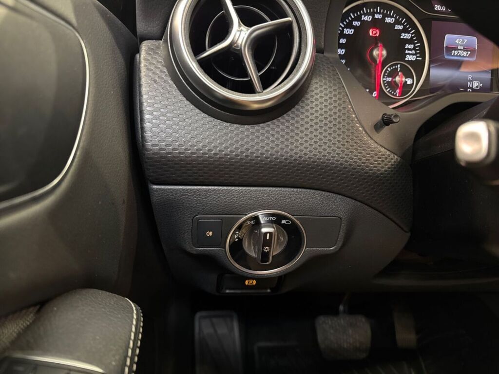 Mercedes-Benz A 2017 Valkoinen