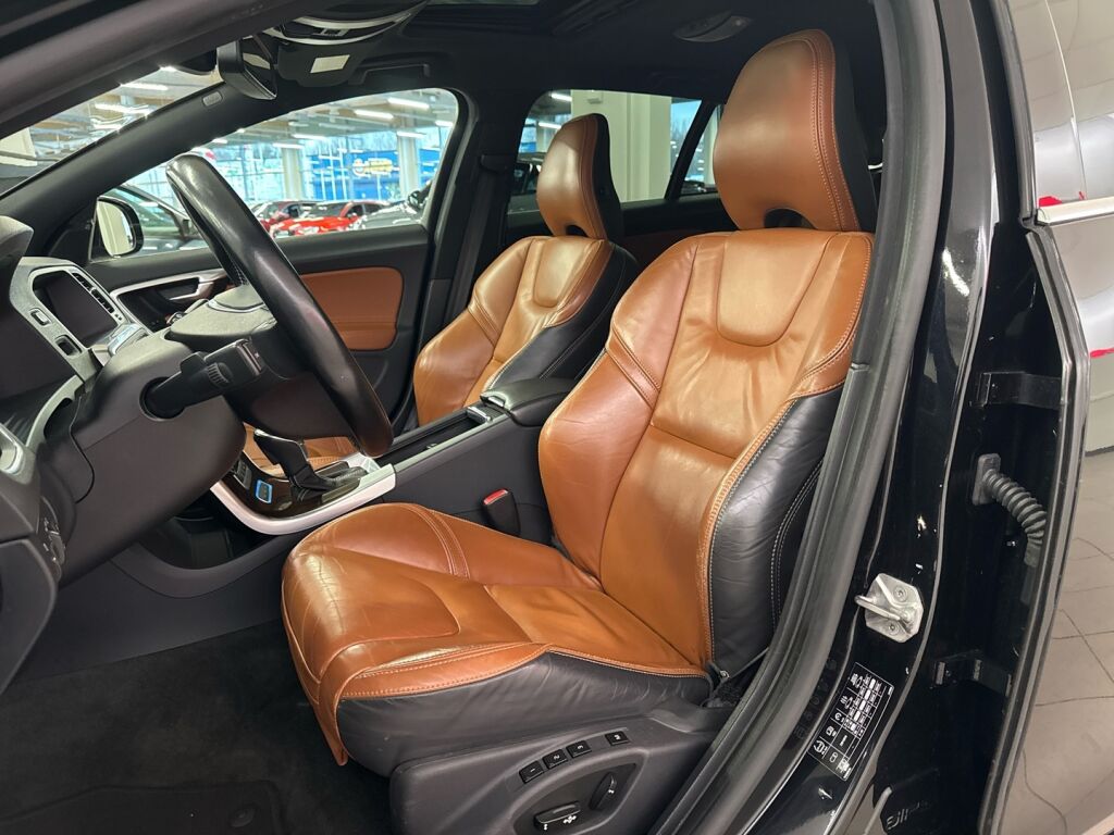 Volvo V60 2014 Musta