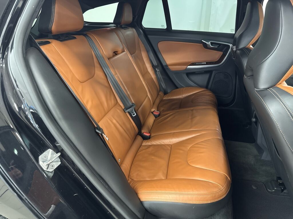 Volvo V60 2014 Musta