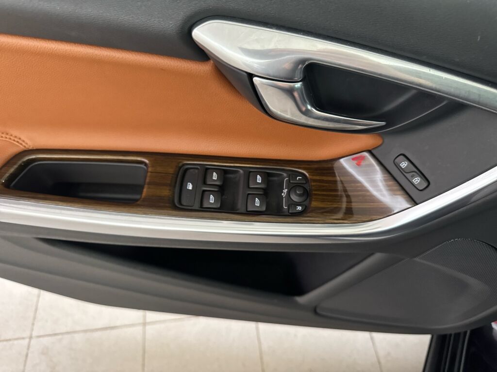 Volvo V60 2014 Musta