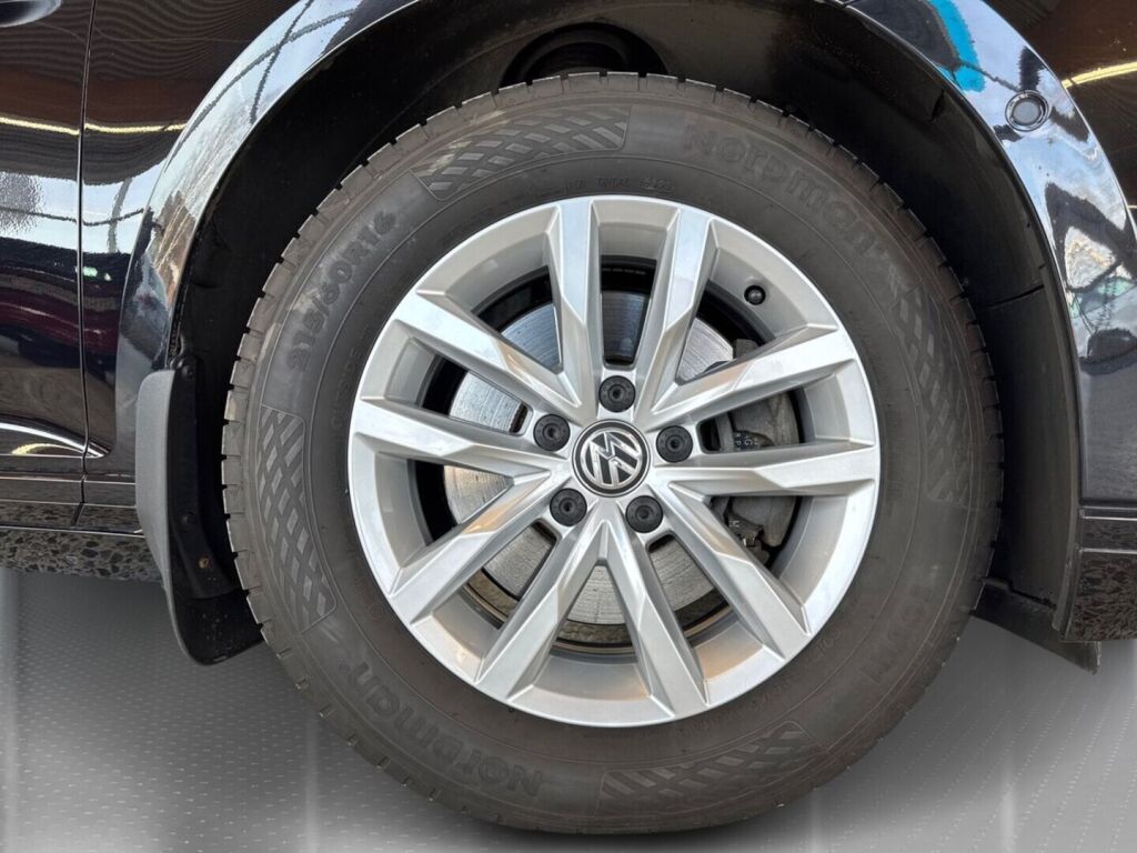 Volkswagen Passat 2018 Metallinhohto Musta