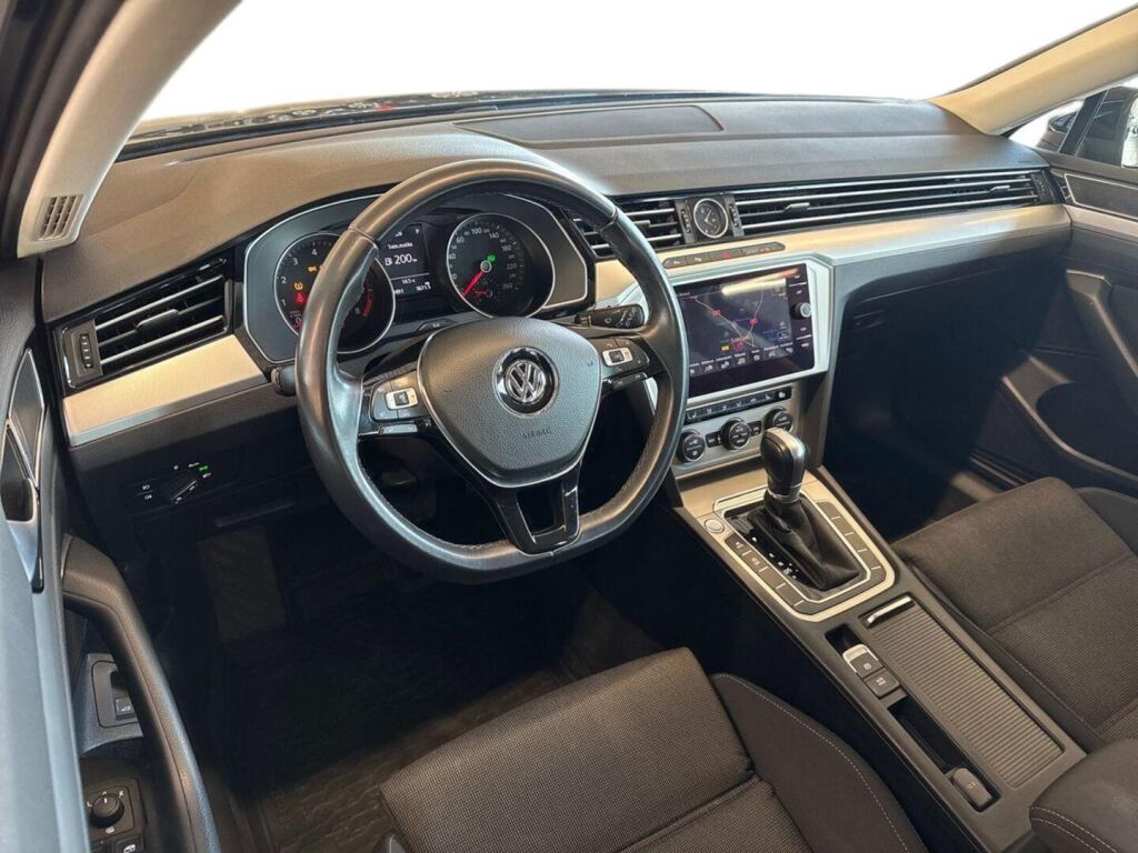 Volkswagen Passat 2018 Metallinhohto Musta