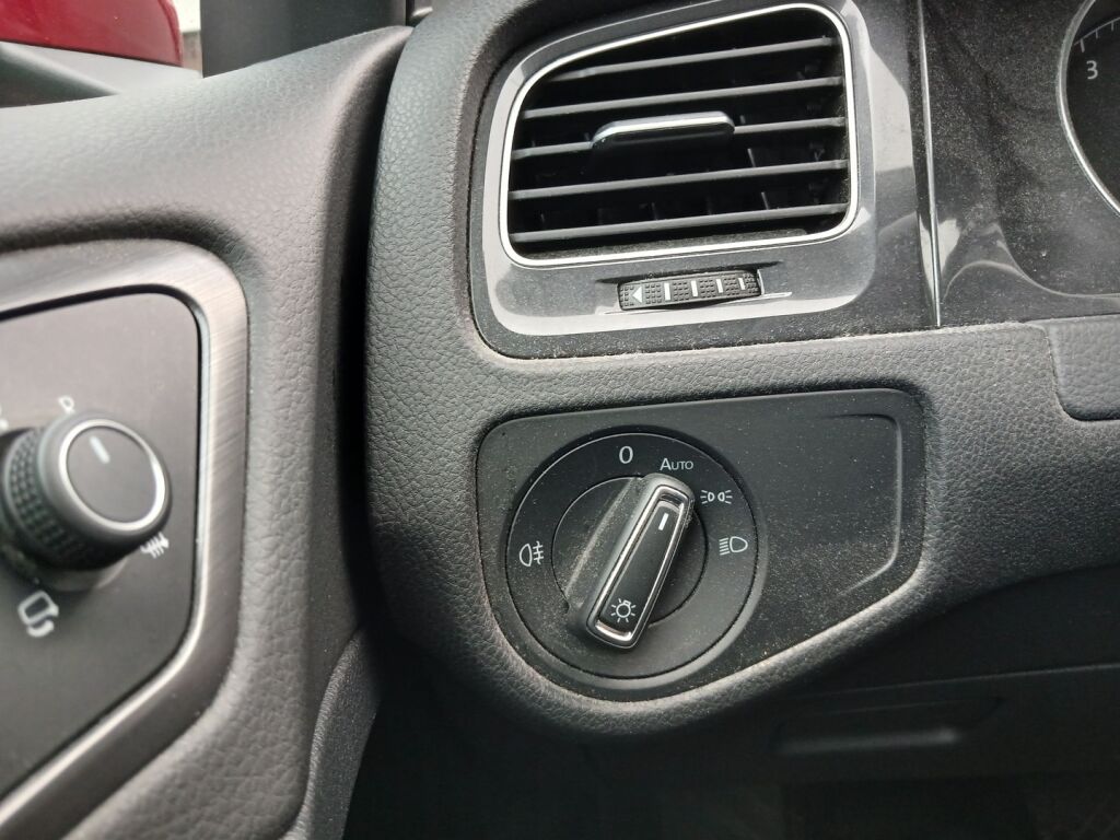 Volkswagen Golf 2018 Punainen
