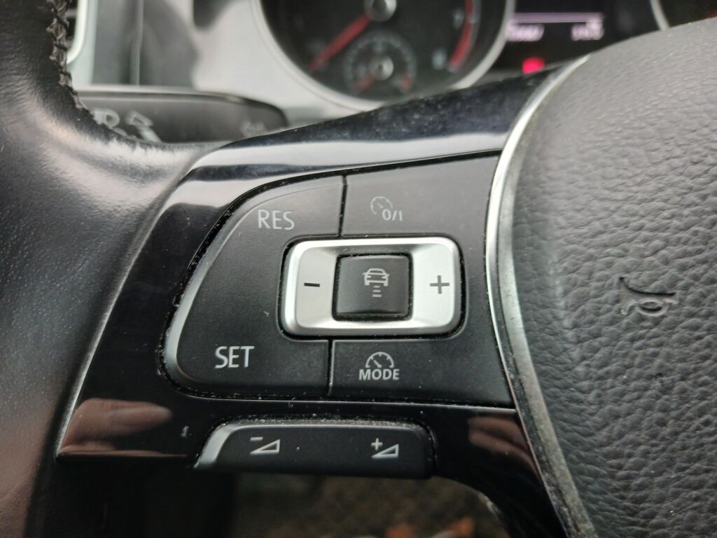 Volkswagen Golf 2018 Punainen
