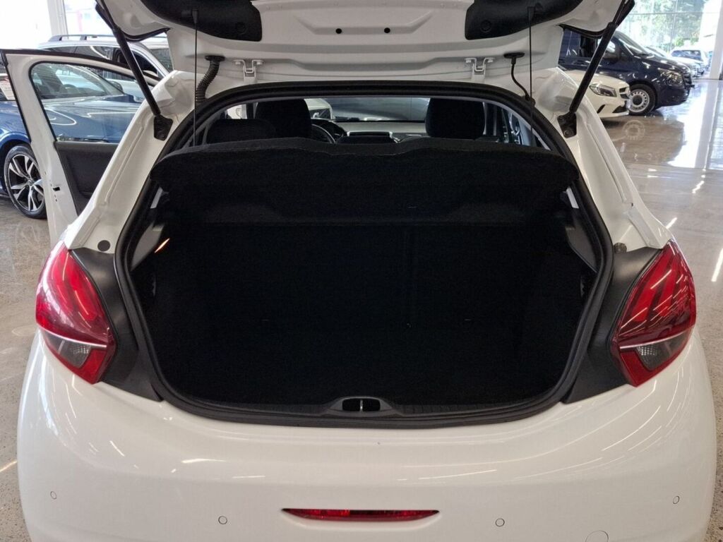 Peugeot 208 2018 Valkoinen