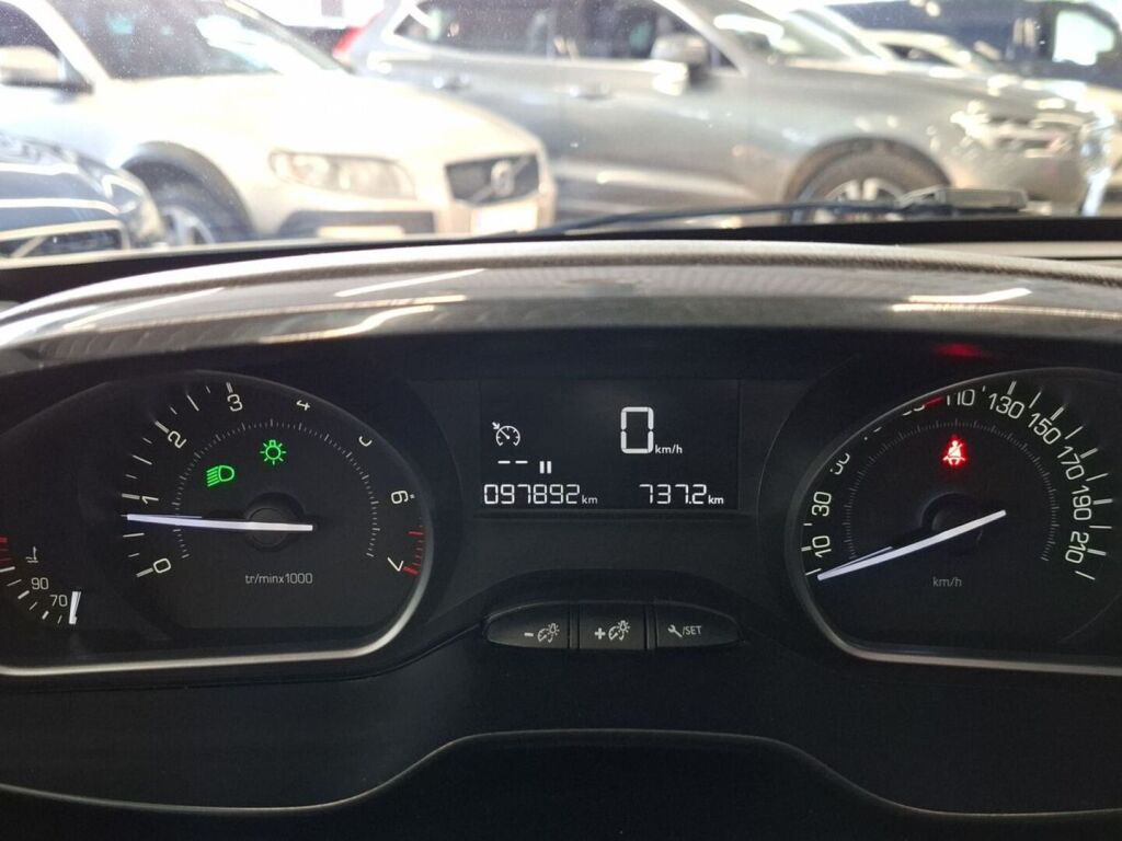 Peugeot 208 2018 Valkoinen