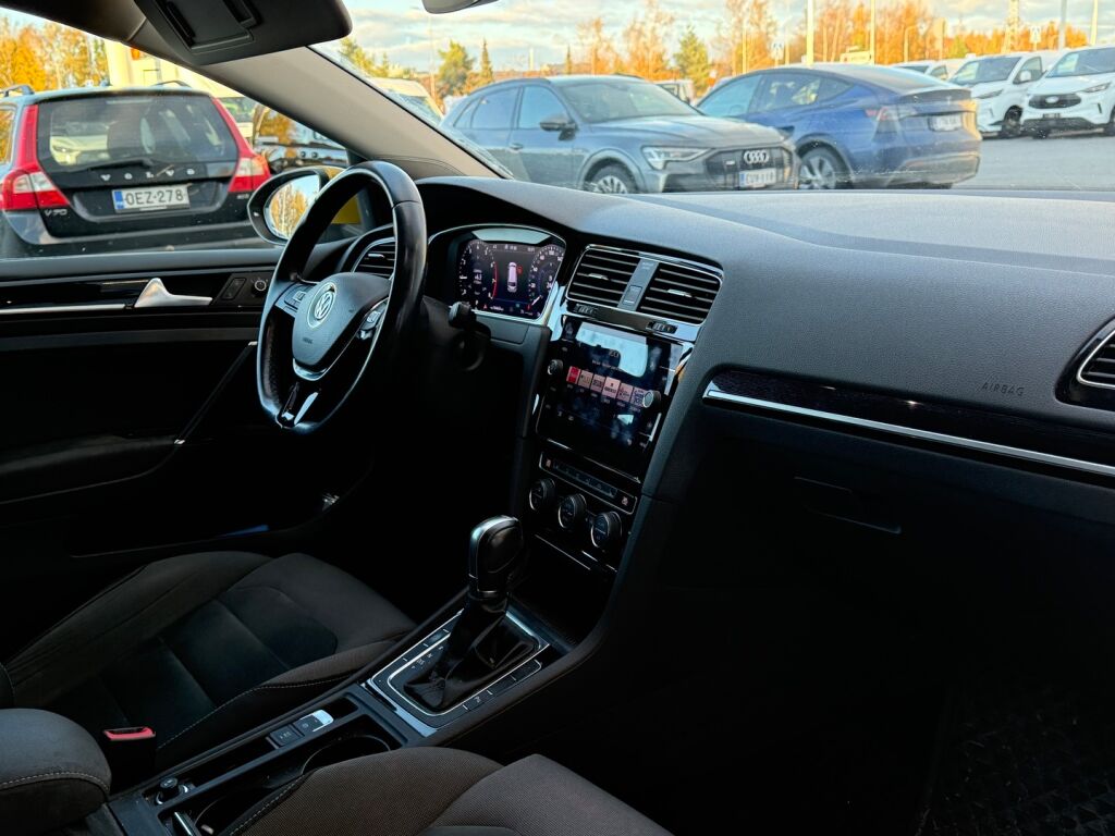 Volkswagen Golf 2018 Keltainen