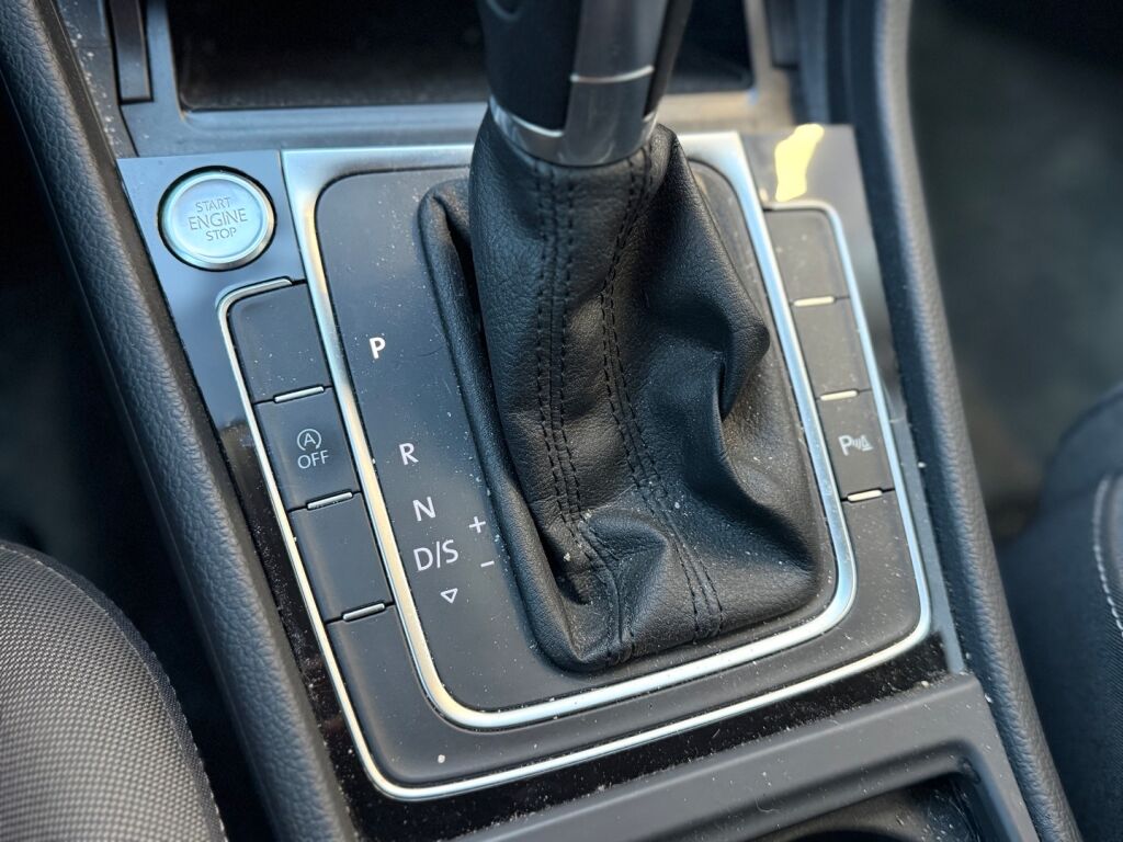 Volkswagen Golf 2018 Keltainen