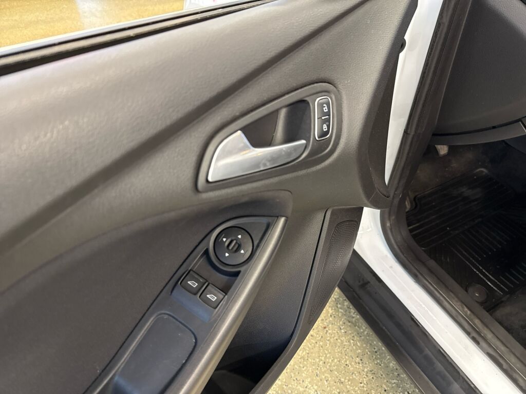 Ford Focus 2018 Valkoinen