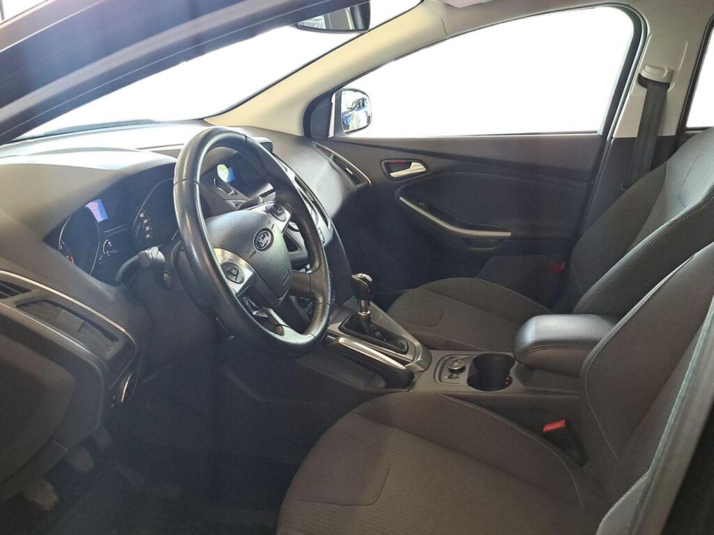 Ford Focus 2011 Musta
