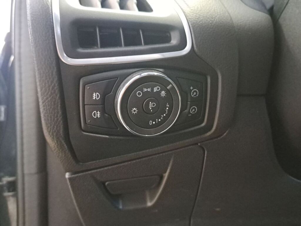 Ford Focus 2011 Musta