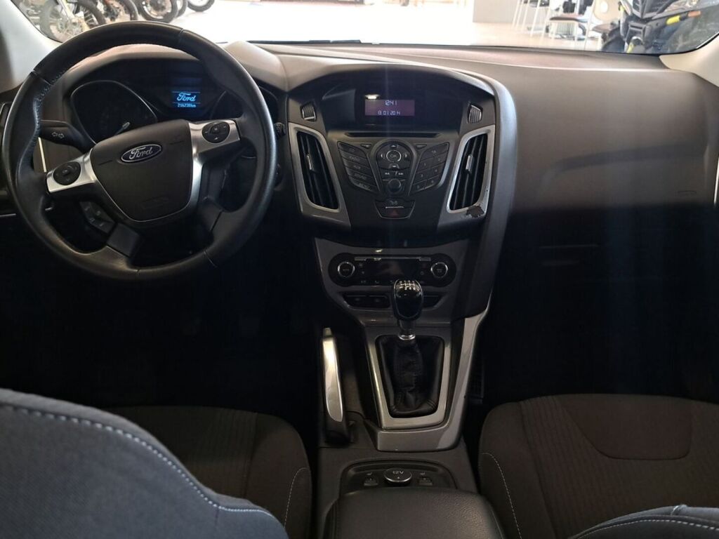 Ford Focus 2011 Musta