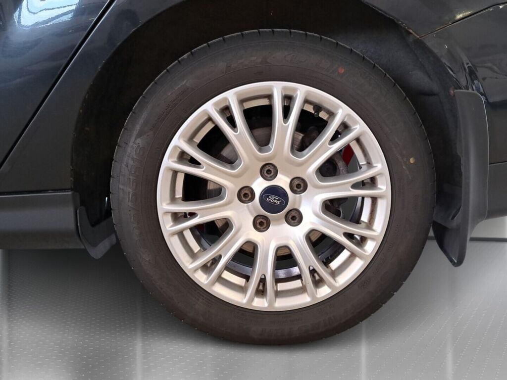 Ford Focus 2011 Musta