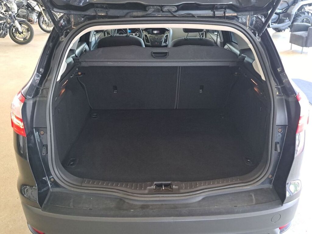 Ford Focus 2011 Musta