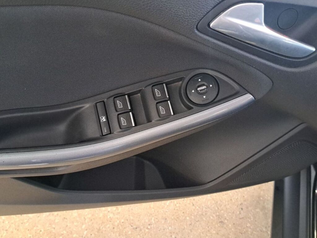Ford Focus 2011 Musta