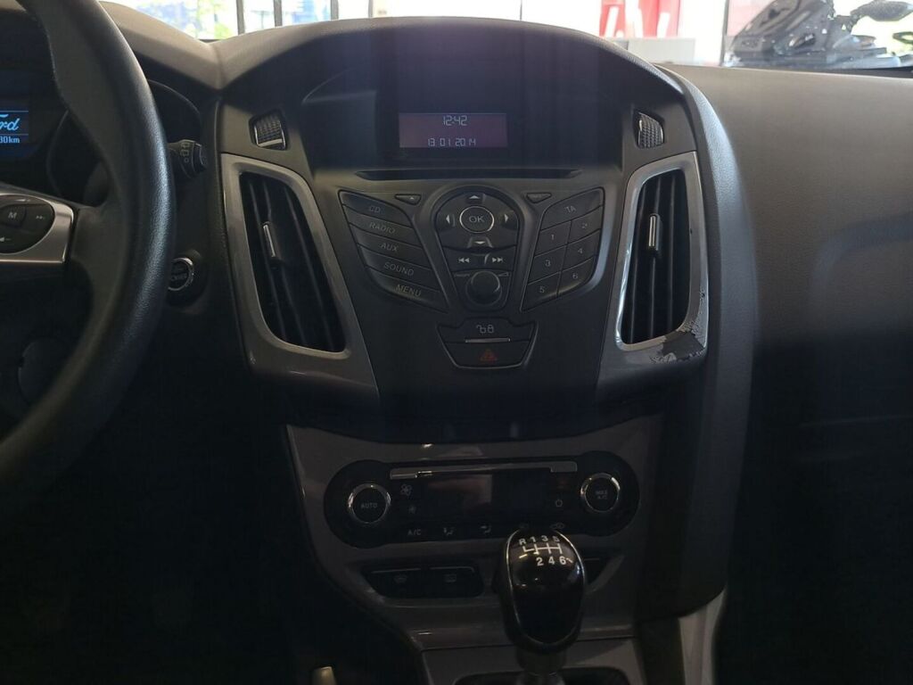 Ford Focus 2011 Musta
