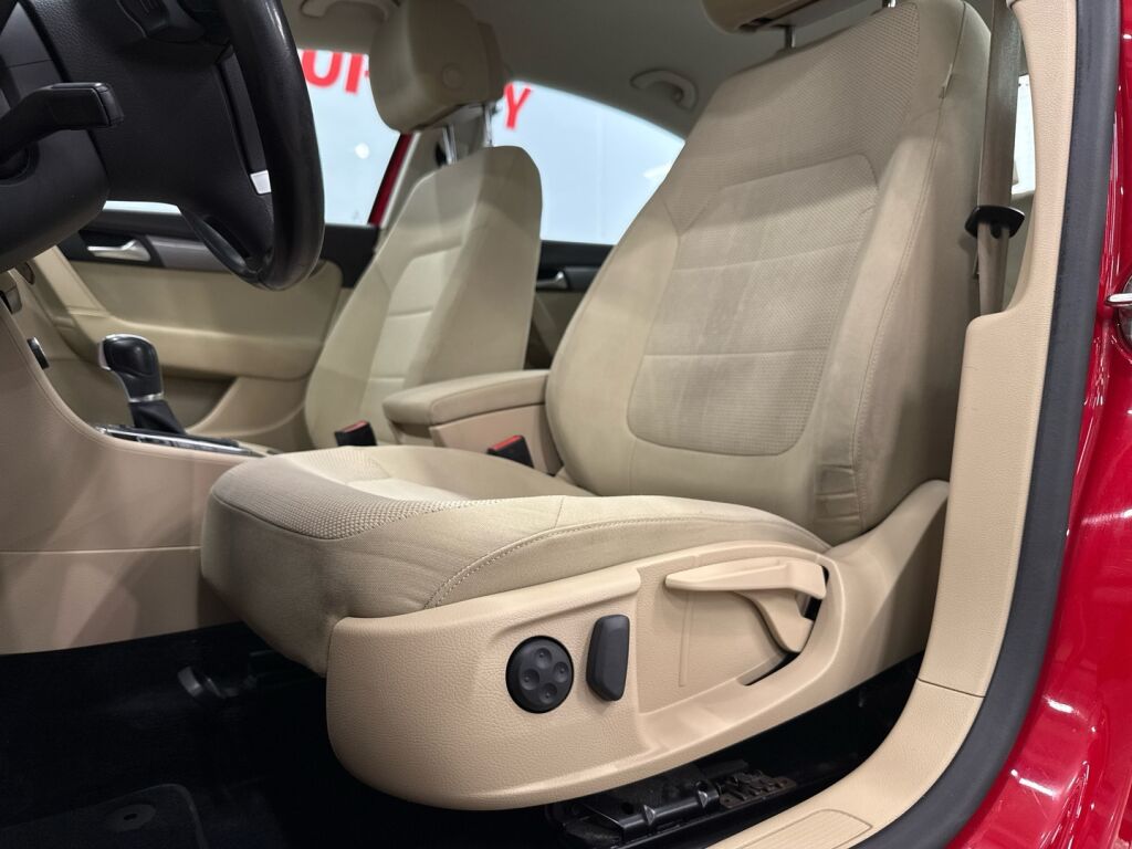 Volkswagen Passat 2011 Punainen