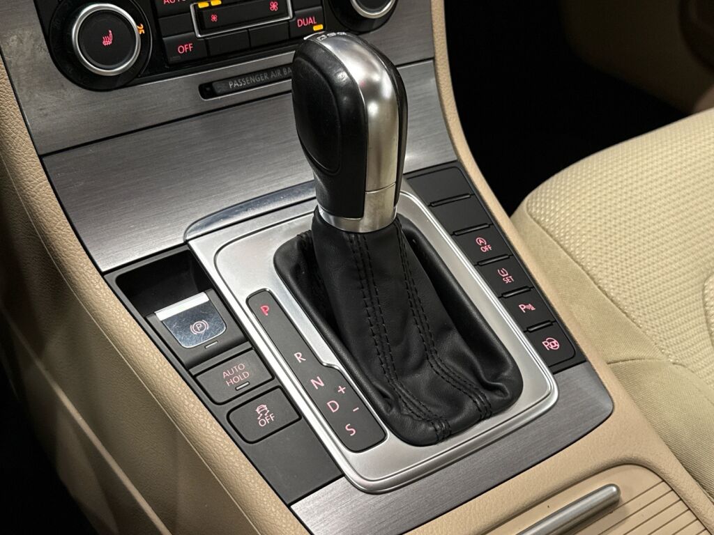 Volkswagen Passat 2011 Punainen