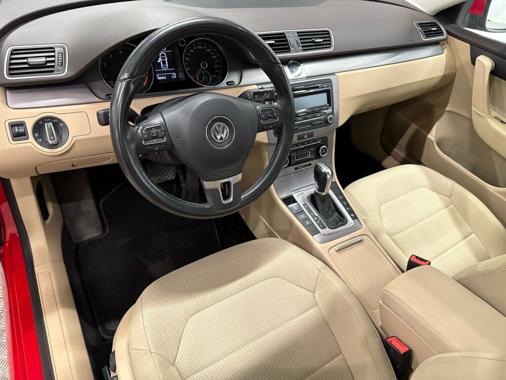 Volkswagen Passat 2011 Punainen