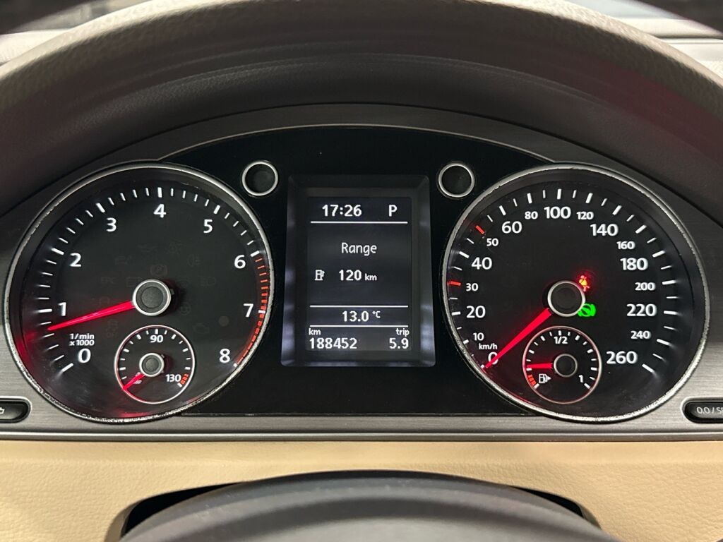 Volkswagen Passat 2011 Punainen