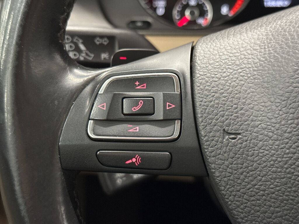 Volkswagen Passat 2011 Punainen