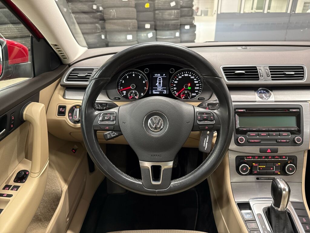 Volkswagen Passat 2011 Punainen
