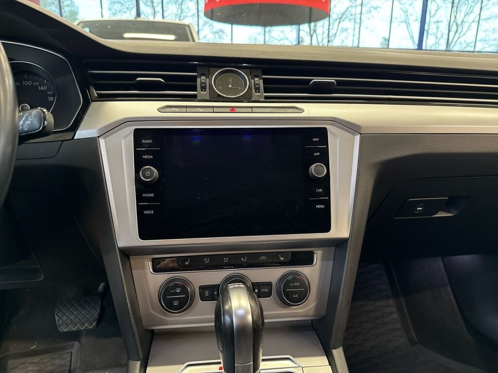 Volkswagen Passat 2018 Musta